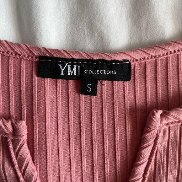 Small pink v-neck - Picture 2 of 2